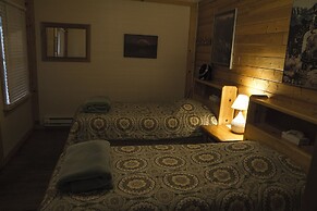 Whittaker's Motel & Historic Bunkhouse