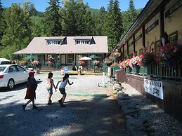 Whittaker's Motel & Historic Bunkhouse