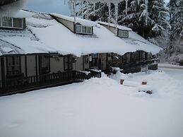 Whittaker's Motel & Historic Bunkhouse