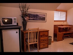 Whittaker's Motel & Historic Bunkhouse