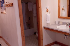 Whittaker's Motel & Historic Bunkhouse