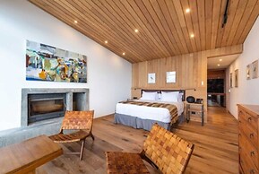 Hotel AWA Puerto Varas