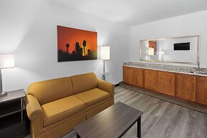 Days Inn & Suites by Wyndham Lubbock Medical Center