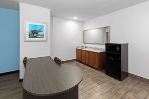 Days Inn & Suites by Wyndham Lubbock Medical Center