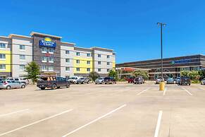 Days Inn & Suites by Wyndham Lubbock Medical Center