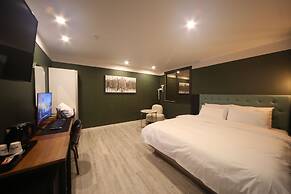 The Stone Bridge Hotel