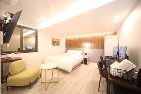 The Stone Bridge Hotel