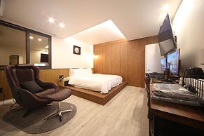 The Stone Bridge Hotel