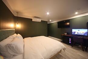 The Stone Bridge Hotel