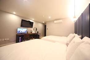 The Stone Bridge Hotel