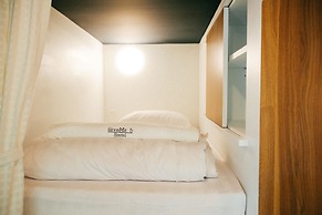 Give Me 5 Hostel
