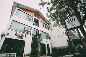 Give Me 5 Hostel