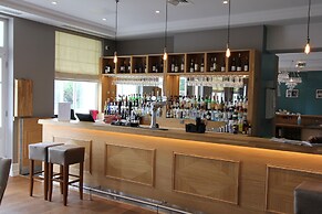 Yarrow Hotel