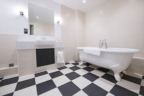 Yarrow Hotel