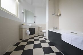 Yarrow Hotel