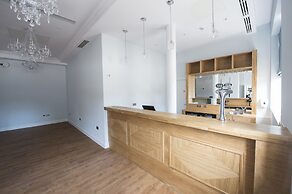 Yarrow Hotel