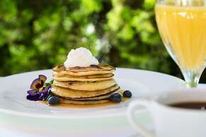 L'Auberge Provencale Inn & Restaurant