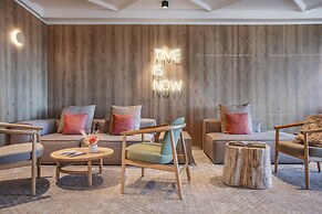 Victoria Hotel & Residence