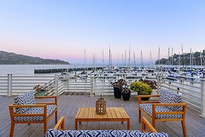 Waters Edge Hotel