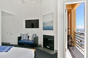 Waters Edge Hotel