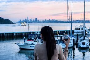Waters Edge Hotel