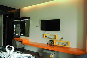 The Loft Seaside Sriracha