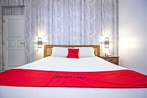 RedDoorz Plus near RS Hasan Sadikin