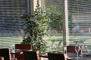 The Lodge At Perth Racecourse