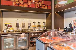 Hampton Inn & Suites by Hilton Salamanca Bajio