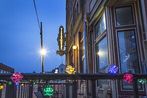 Victor Hotel