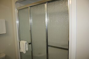 Crossroads Inn & Suites