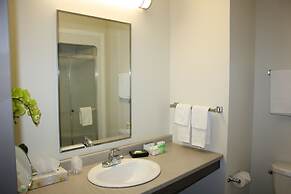 Crossroads Inn & Suites