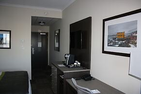 Crossroads Inn & Suites