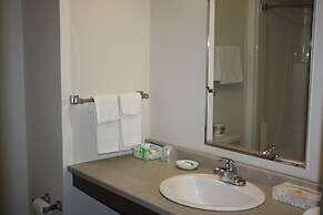 Crossroads Inn & Suites