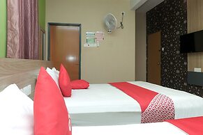Super OYO 89930 Golden Guest House