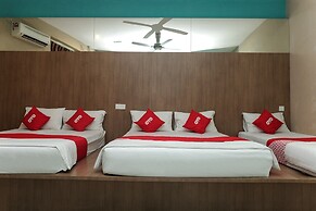 Super OYO 89930 Golden Guest House