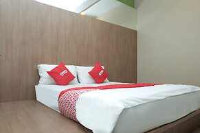 Super OYO 89930 Golden Guest House