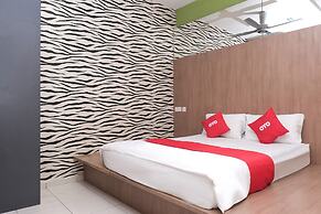 Super OYO 89930 Golden Guest House