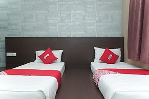 Super OYO 89930 Golden Guest House