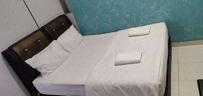 Super OYO 89930 Golden Guest House