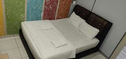 Super OYO 89930 Golden Guest House