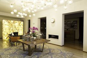 Hotel Love It CAS Consulate