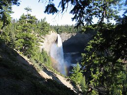 Blue Grouse Country Inn Bed & Breakfast