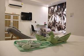 1715 House - White Rhino