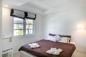 1715 House - White Rhino