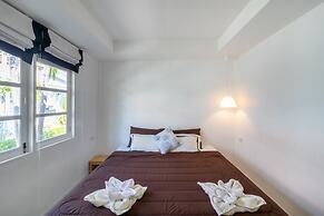 1715 House - White Rhino