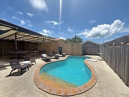 1715 House - White Rhino