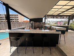 1715 House - White Rhino