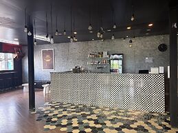 1715 House - White Rhino