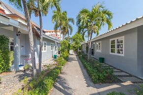 1715 House - White Rhino